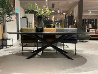 Zwarte ovalen eettafel met subtiel matzwart onderstel