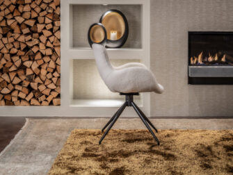 witte kuipstoel in het stof