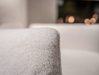 industriële fauteuil met witte stof