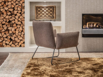 bruine zetel met zachte stof