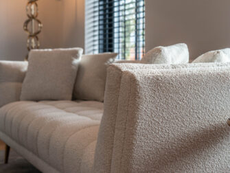 witte stoffen drie zits bank uit voorraad