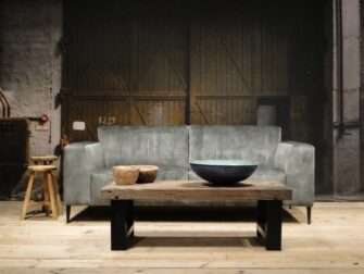 Bank Tivoli 2,5 zits in velvet hunter met onze Bailar salontafel