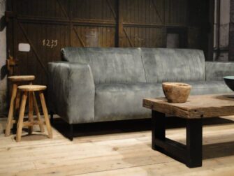 Bank Tivoli 2,5 zits in velvet hunter met onze Bailar salontafel