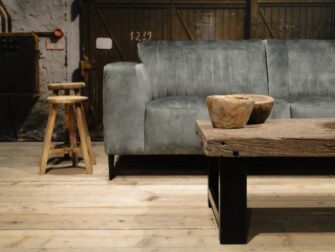 Bank Tivoli 2,5 zits in velvet hunter met onze Bailar salontafel