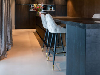 chique barkruk met lichtgrijze velours stof