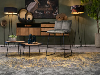 groene velvet barkruk met greep op de rug