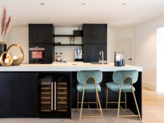 groene barkrukken gouden poten