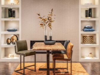 industriële voorraad meubels