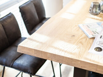 licht eiken bartafel met barkrukken