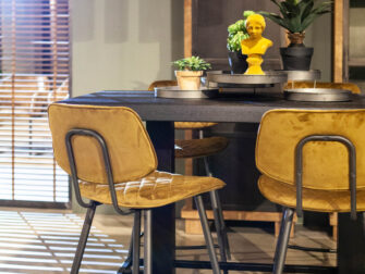 eleonora zwarte industriële bartafel