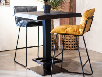 bistro bartafel met barkrukken uit voorraad