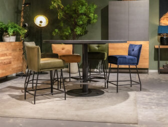 Statafel met krukken