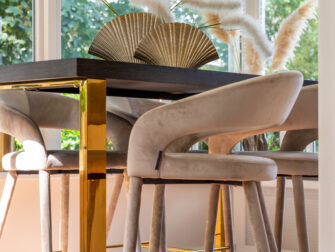 luxe bartafel met barkrukken in grijze stof