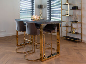 bartafel met industrieel onderstel