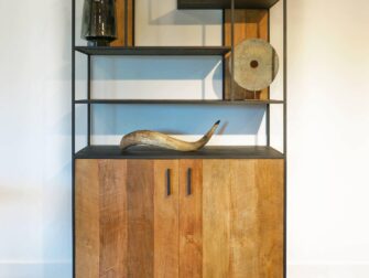 Houten kast met planken