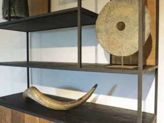 Zwarte kast met deuren