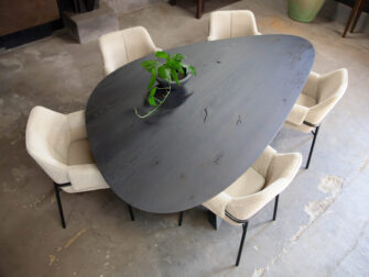 Luxe kiezelvormige eettafel met zwart blad en organische vorm