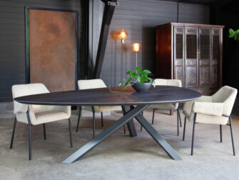 grote organische eettafel met unieke spinpoot