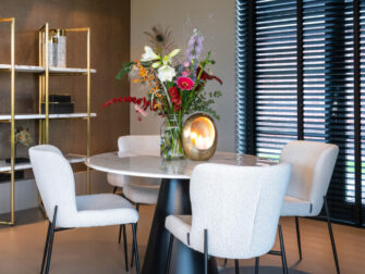 zachte stoffen stoel met zwart onderstel