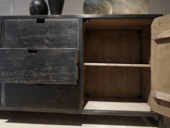 industrieel zwart dressoir