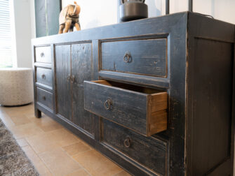 robuust zwart dressoir met laden en deuren