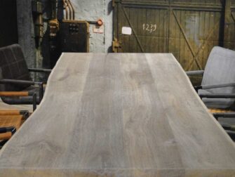 Dubbel gerookt witte olie - 4 planken matig rustiek gestraald. De behandeling dubbel gerookt witte olie wordt een stuk grijzer door het blad te stralen, hierdoor voelt het blad ook ruiger aan.