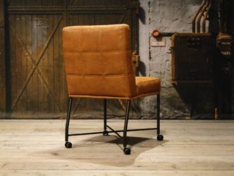 cognac stoel op wielen