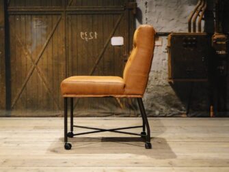 cognac stoel op wielen