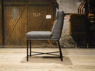 grijze stoel op wielen