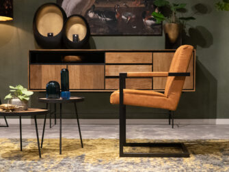 stoelen voor aan de eettafel cognac