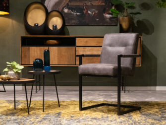 grijze stoffen eetkamerstoel met armleuningen