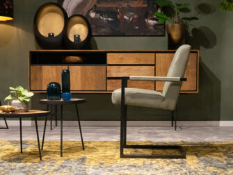 groene eetkamerstoel met metalen sledepoot