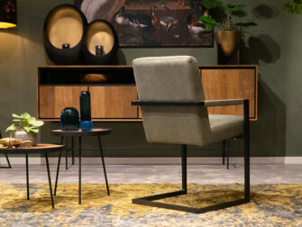 groene eetkamerstoel met stalen sledepoot