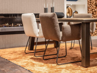 zeer comfortabele stoffen eetkamerstoel