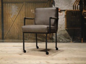 bruine eetkamerstoel op wielen