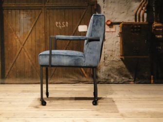 blauw stoel op wielen