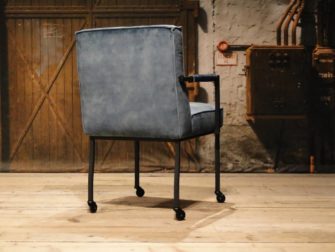 blauwe industriële stoel