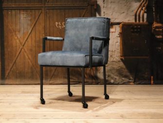 blauwe industriële stoel