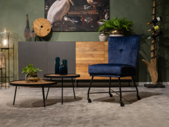 blauwe stoel op wielen