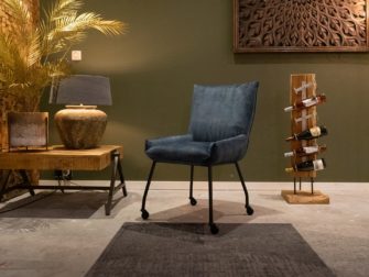 Blauwe eetkamerstoel op wielen