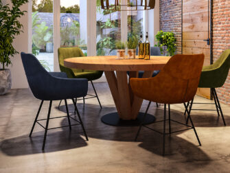 Eetkamerstoel Fangiano in kenia leer aan onze ronde eiken maatwerk tafel Roanne