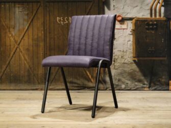 Stoere paarse eetkamerstoel