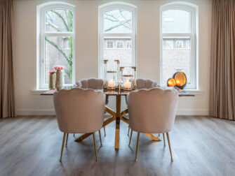 chique eetkamerstoelen gouden poten