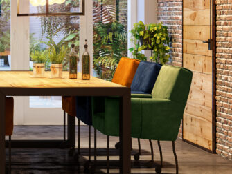 comfortabele leren eetkamerstoel op wielen