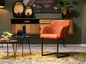 rood leren kuipstoel met armleuningen