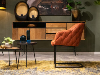 rode industriële eetkamerstoel met armleuningen