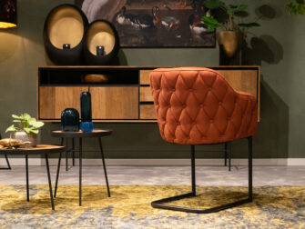 rode velvetkuipstoel met knopen