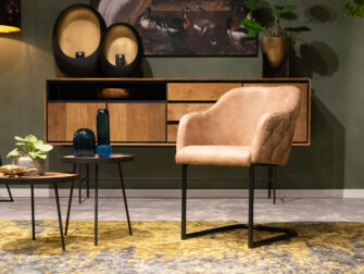 beige kuipstoel met knopen in stof