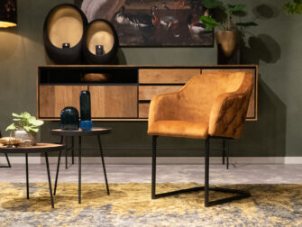 cognac kuipstoel met knopen in stof