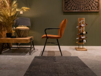 Stoere stoel met armleuning